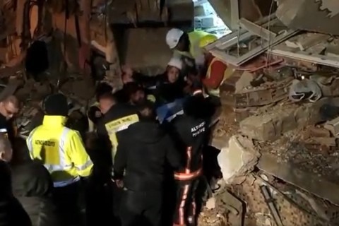 Hatay'da 5 kişi enkazdan sağ çıkarıldı 