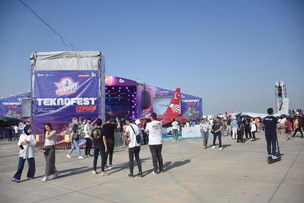 Havacılık, Uzay ve Teknoloji Festivali TEKNOFEST, İzmir Çiğli Havalimanı’nda kapılarını ziyaretçilerine açtı.