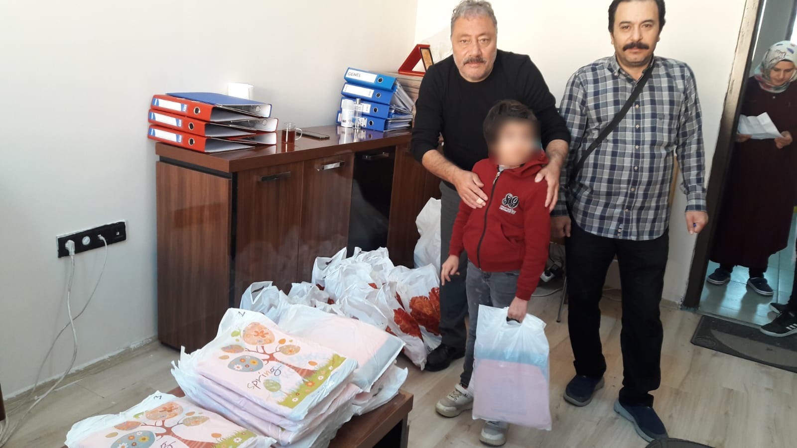 Hayırsever iş İnsanı Kırtasiye Yardımında Bulundu