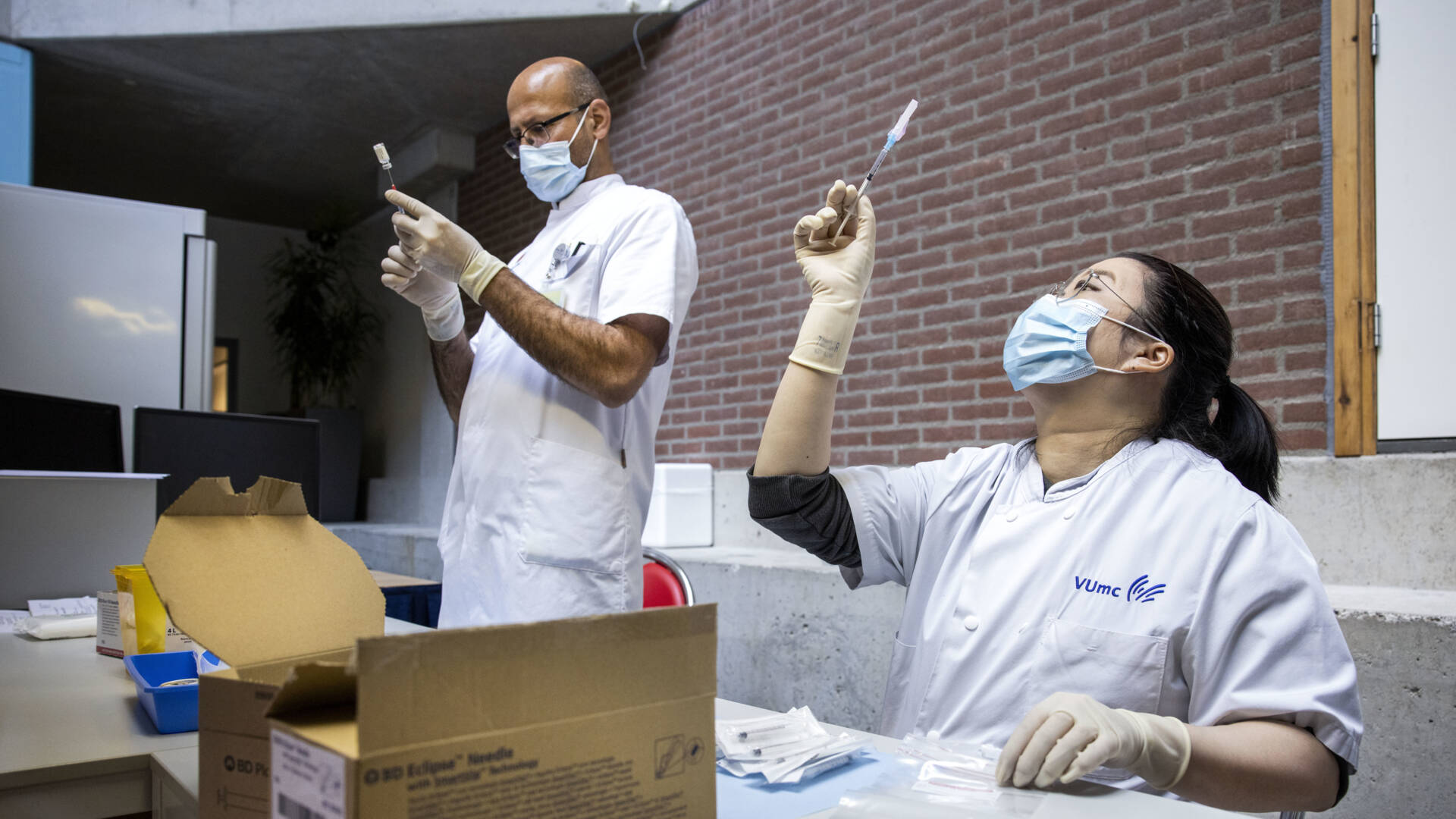 Hollandada COVID19 onlemleri hafifletiliyor,Almanyada ise ek onlemler aliniyor