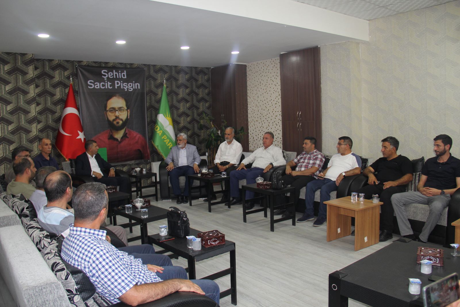 HÜDA PAR Diyarbakır İl Başkanlığı Adana’da katledilen Şehit Sacit Pişgin’in taziyelerini kabul ediyor