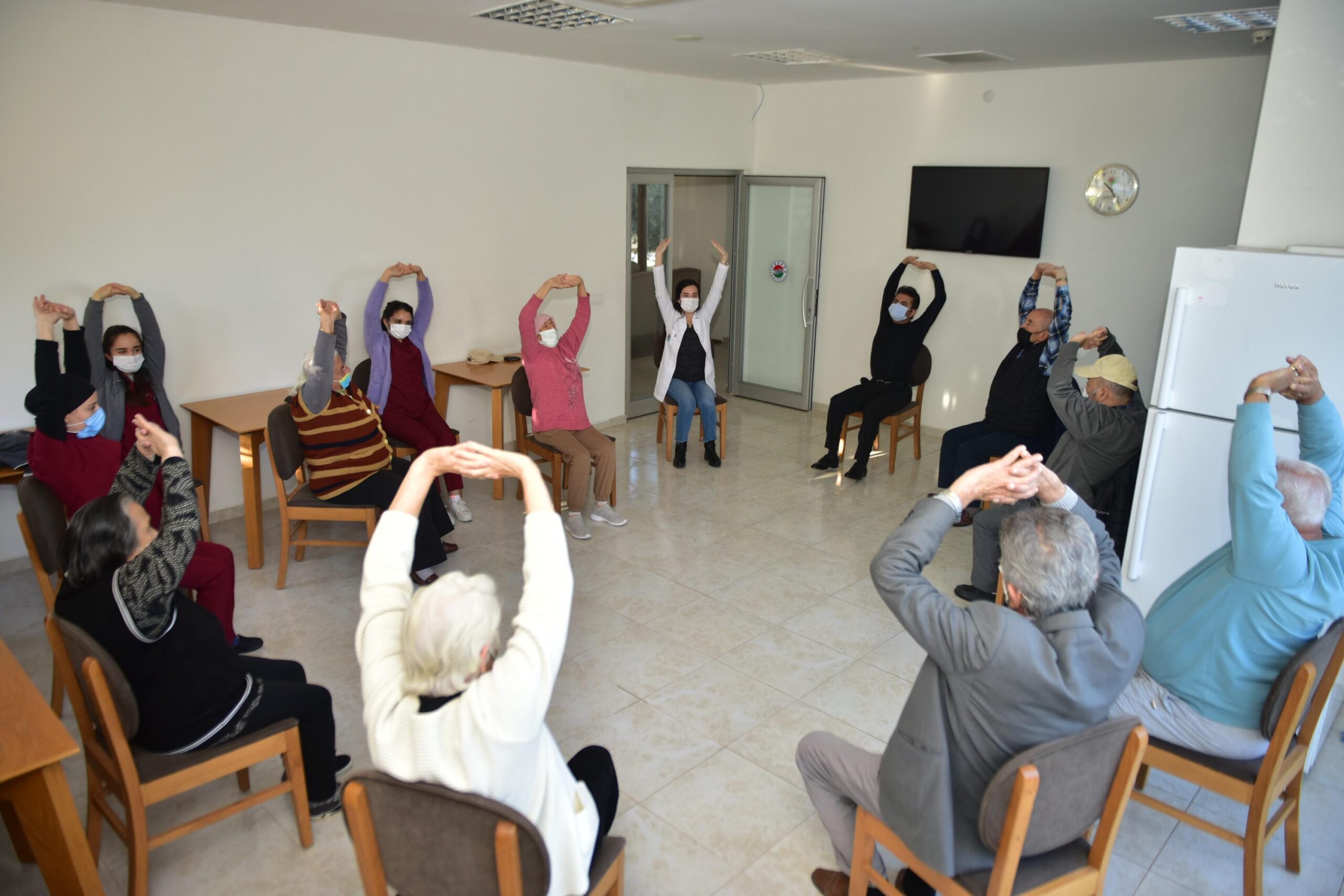 Huzurevi sakinleri güne sporla başlıyor