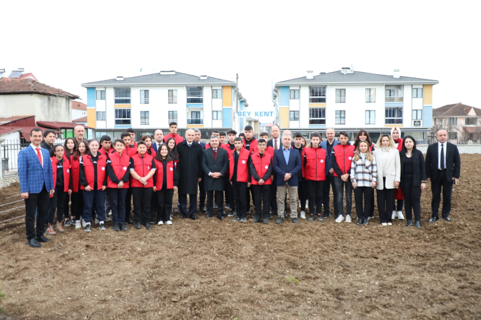 İLK BİTKİLERİ ÖĞRENCİLER İLE BİRLİKTE DİKTİLER