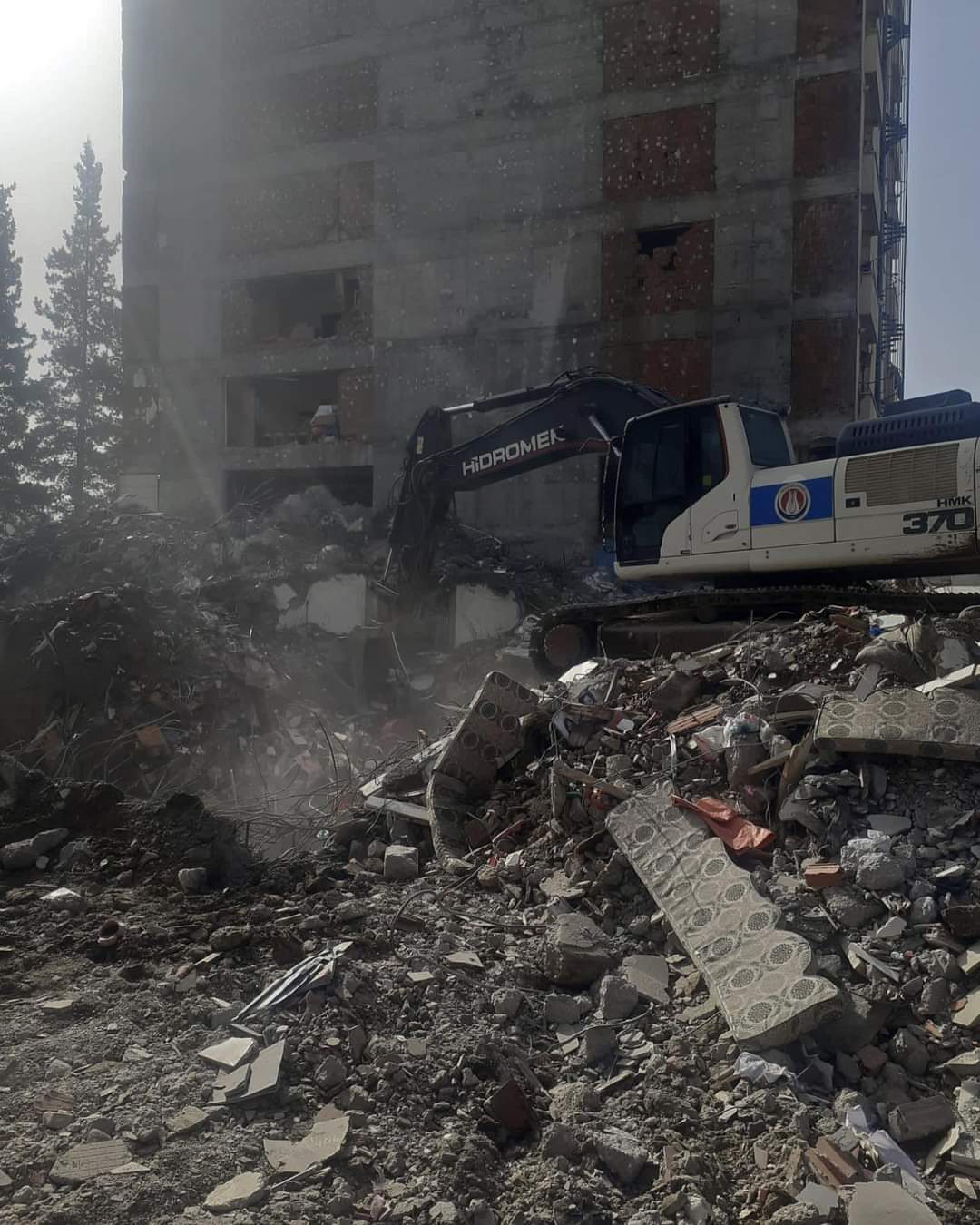 İNCAN BELEDİYESİ KAHRAMANMARAŞ’TA ENKAZ KALDIRMA ÇALIŞMALARINA DESTEK VERİYOR