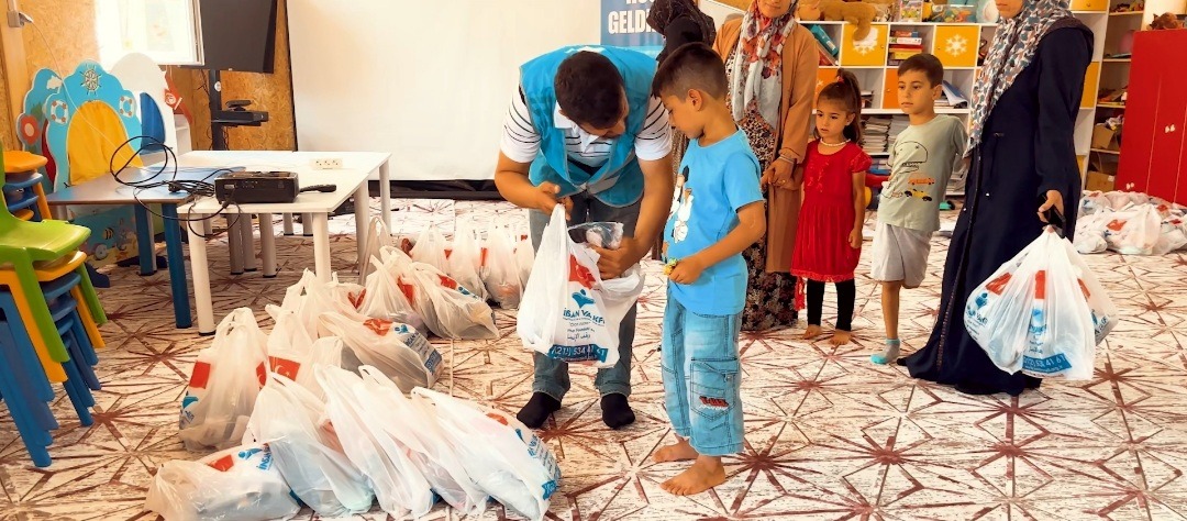 İnsan Vakfı Konya Şubesi Adıyaman’da, Depremzede Çocuklara Bayramlık Hediye Etti.