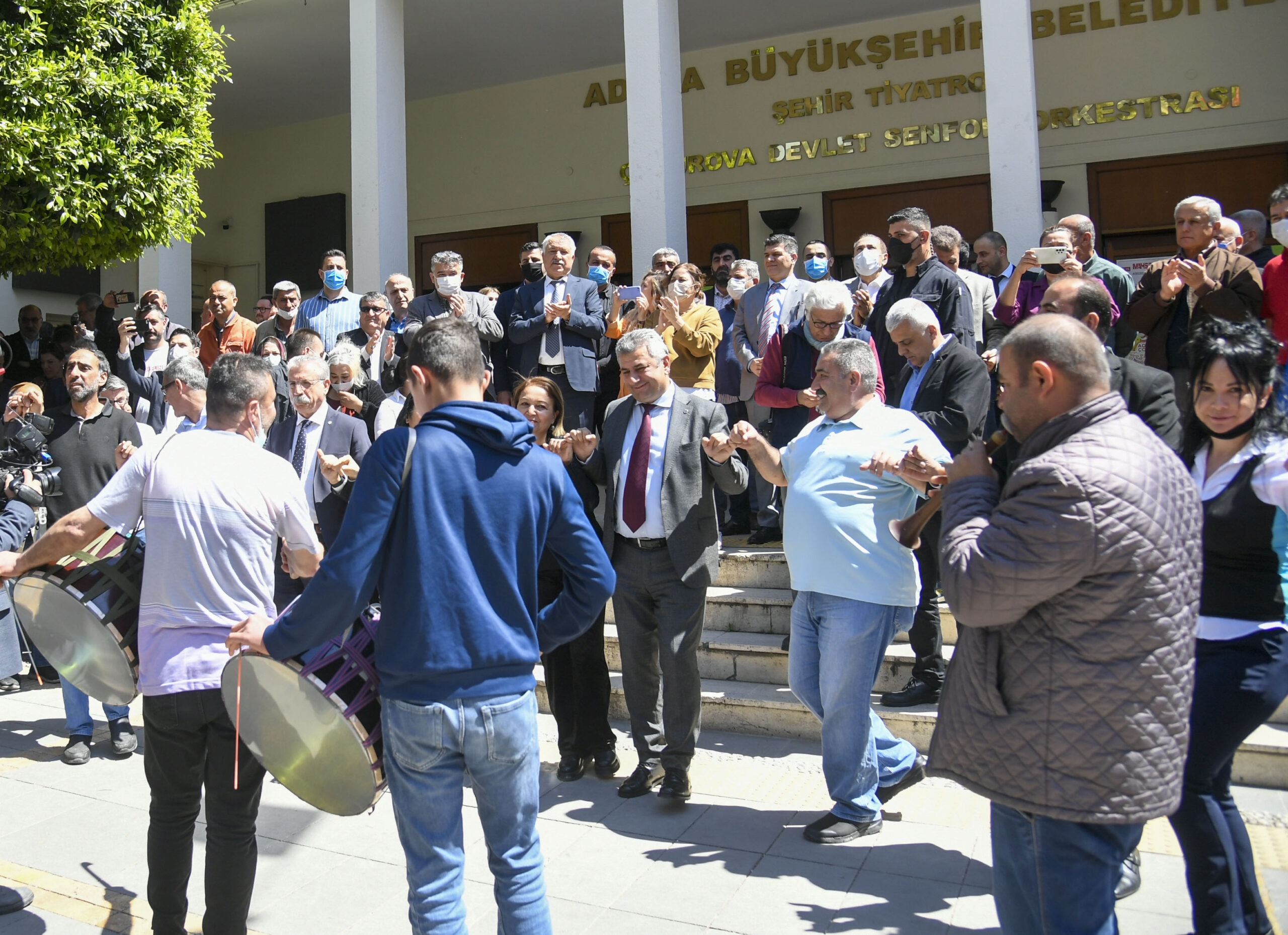 İşçiler halay çekti, toplu iş sözleşmesi kutlandı