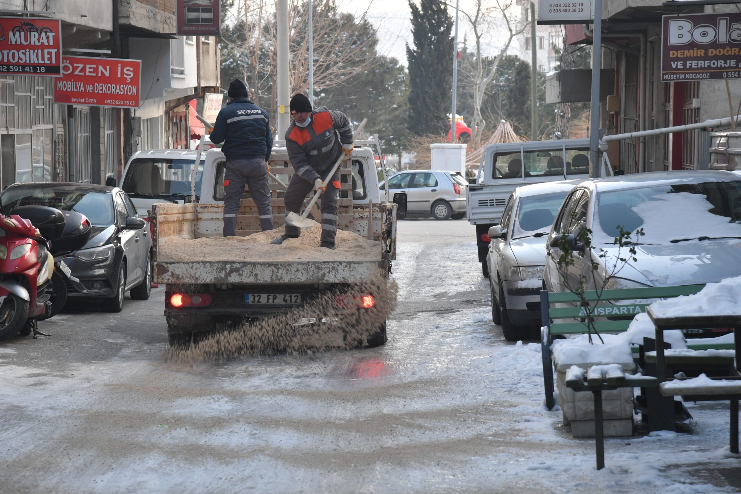 Isparta Belediyesi karla mücadelede büyük takdir topladı
