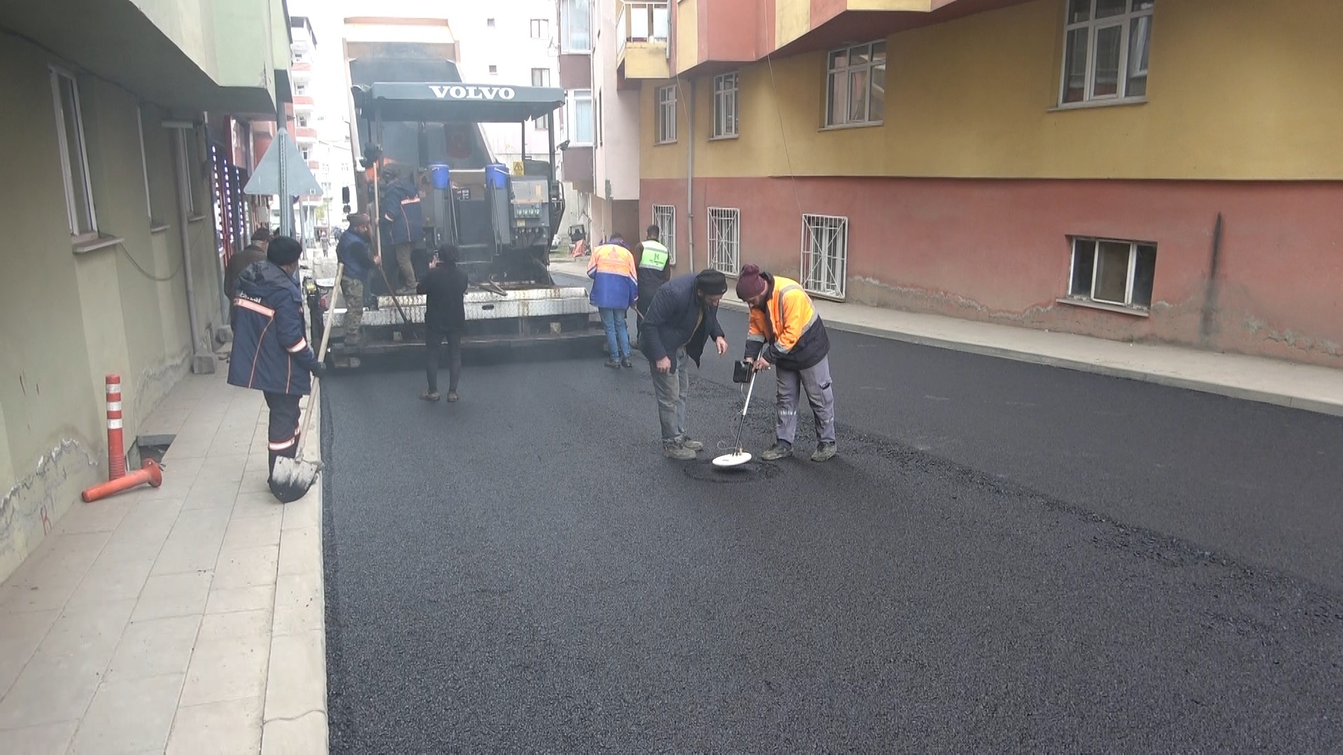 İspir Merkezde Asfaltlama Çalışmaları Devam Ediyor