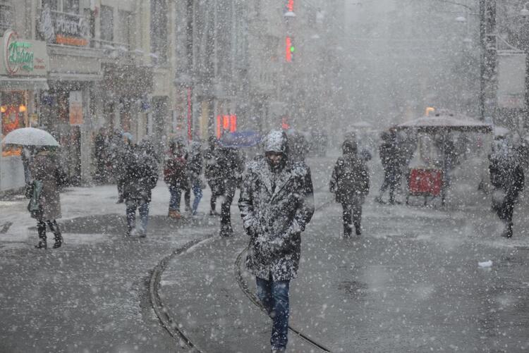 İstanbul için beklenen kar yağışı başladı…