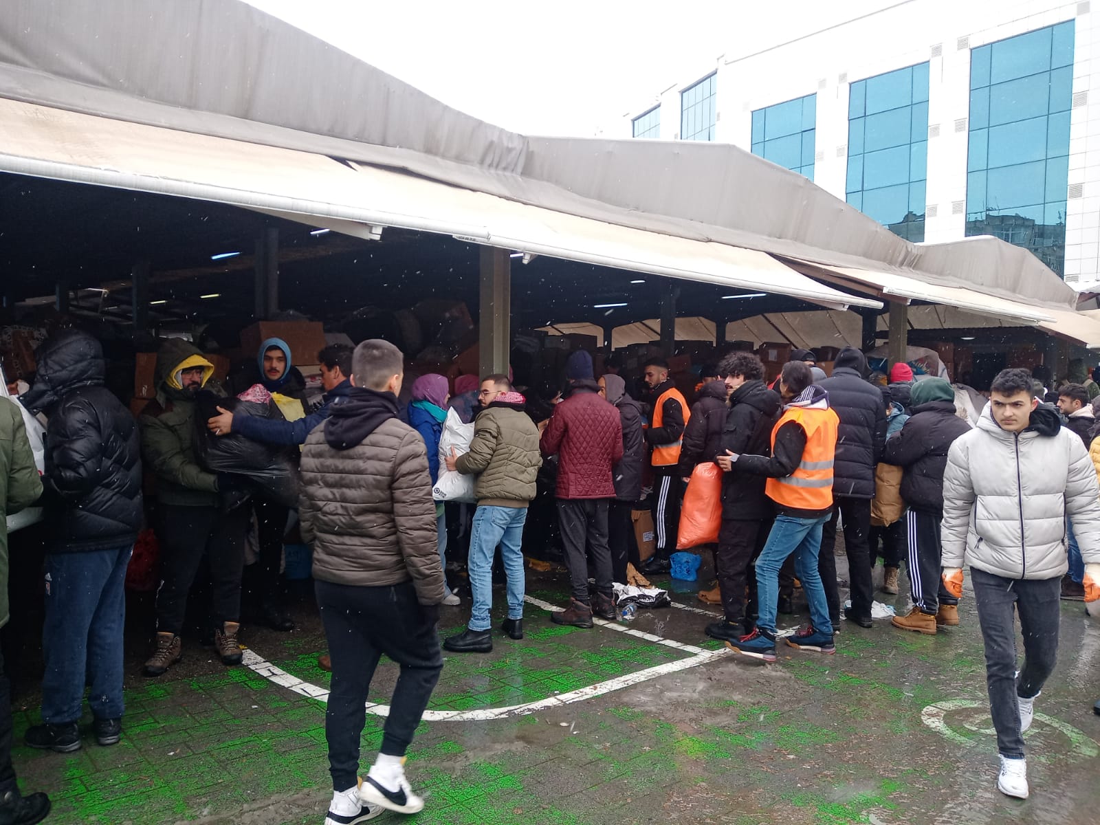 İstanbullular depremzedeler için seferber oldular