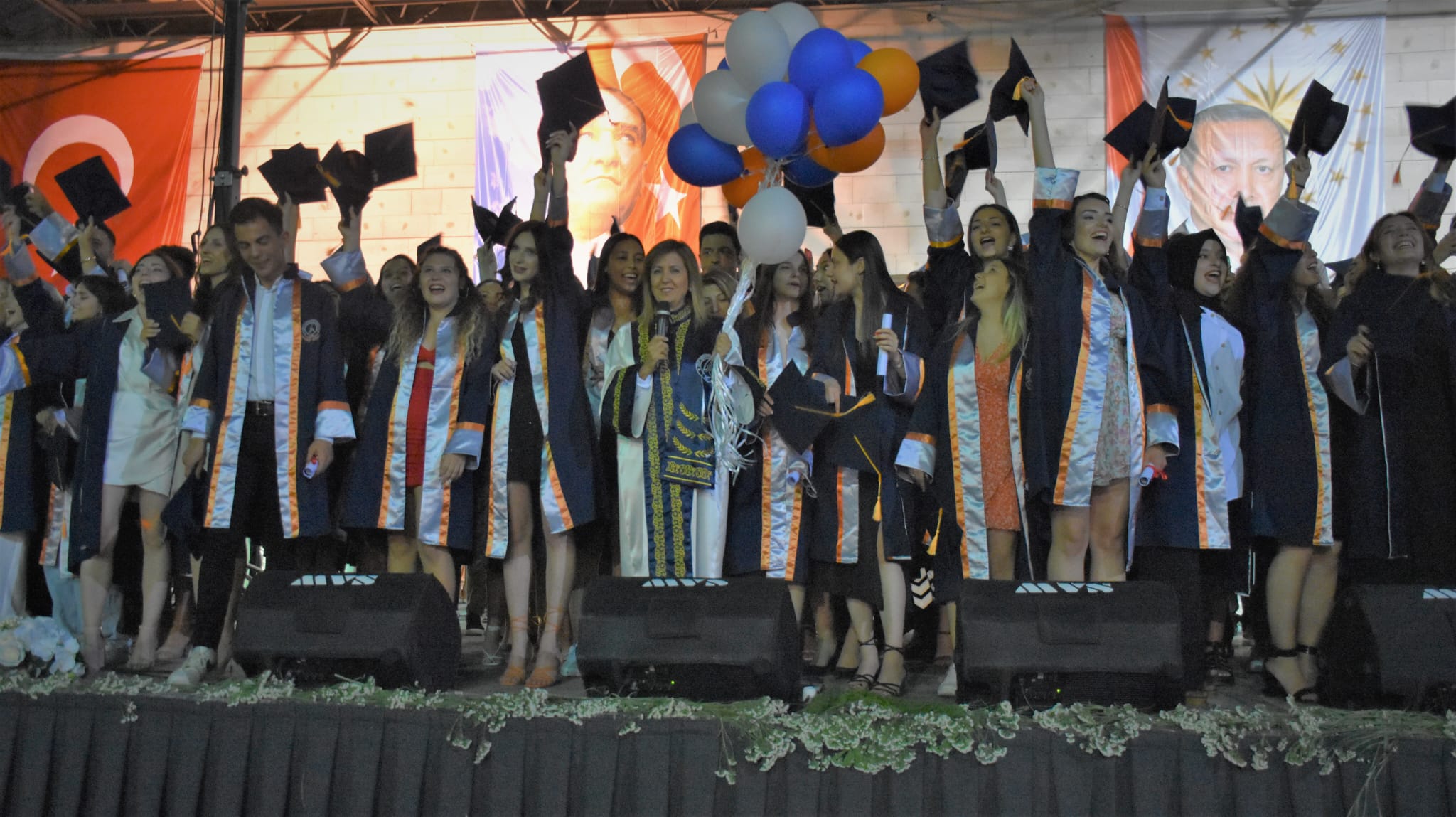 İzmir Demokrasi Üniversitesi Mezunlarını Görkemli Bir Törenle Uğurladı