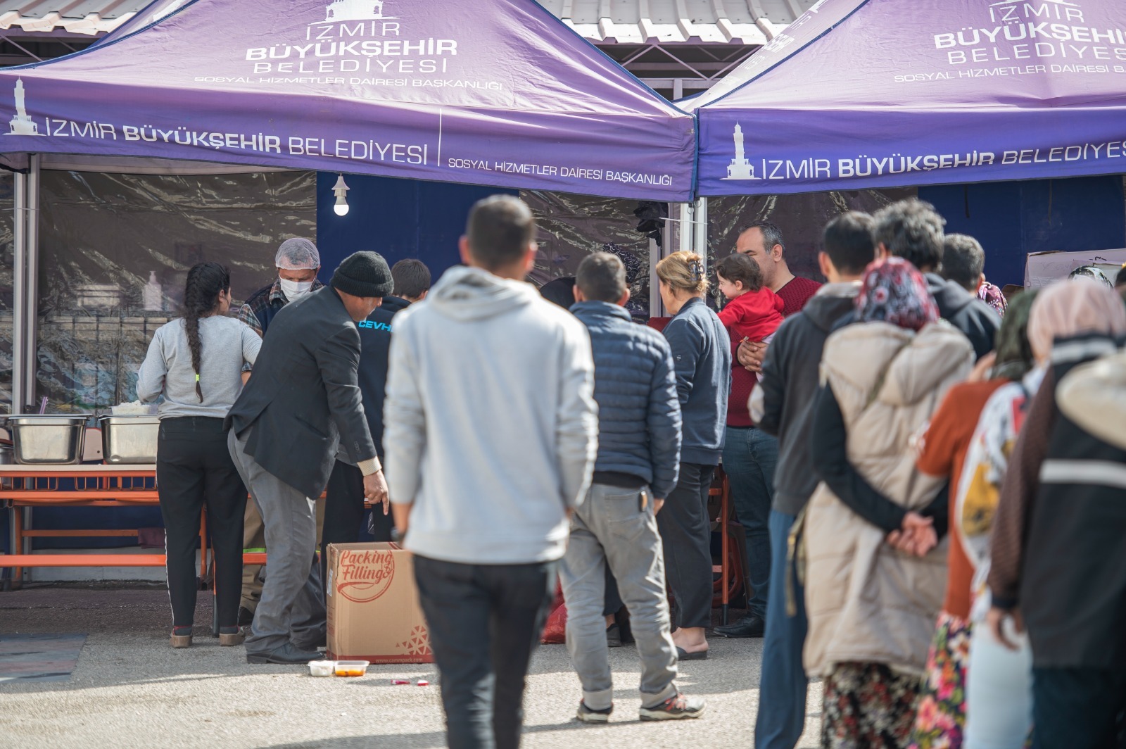 İzmir ekipleri, Osmaniye’de kapı kapı dolaşarak yardım ulaştırıyor “Vatandaşlar bizi sahiplendi”