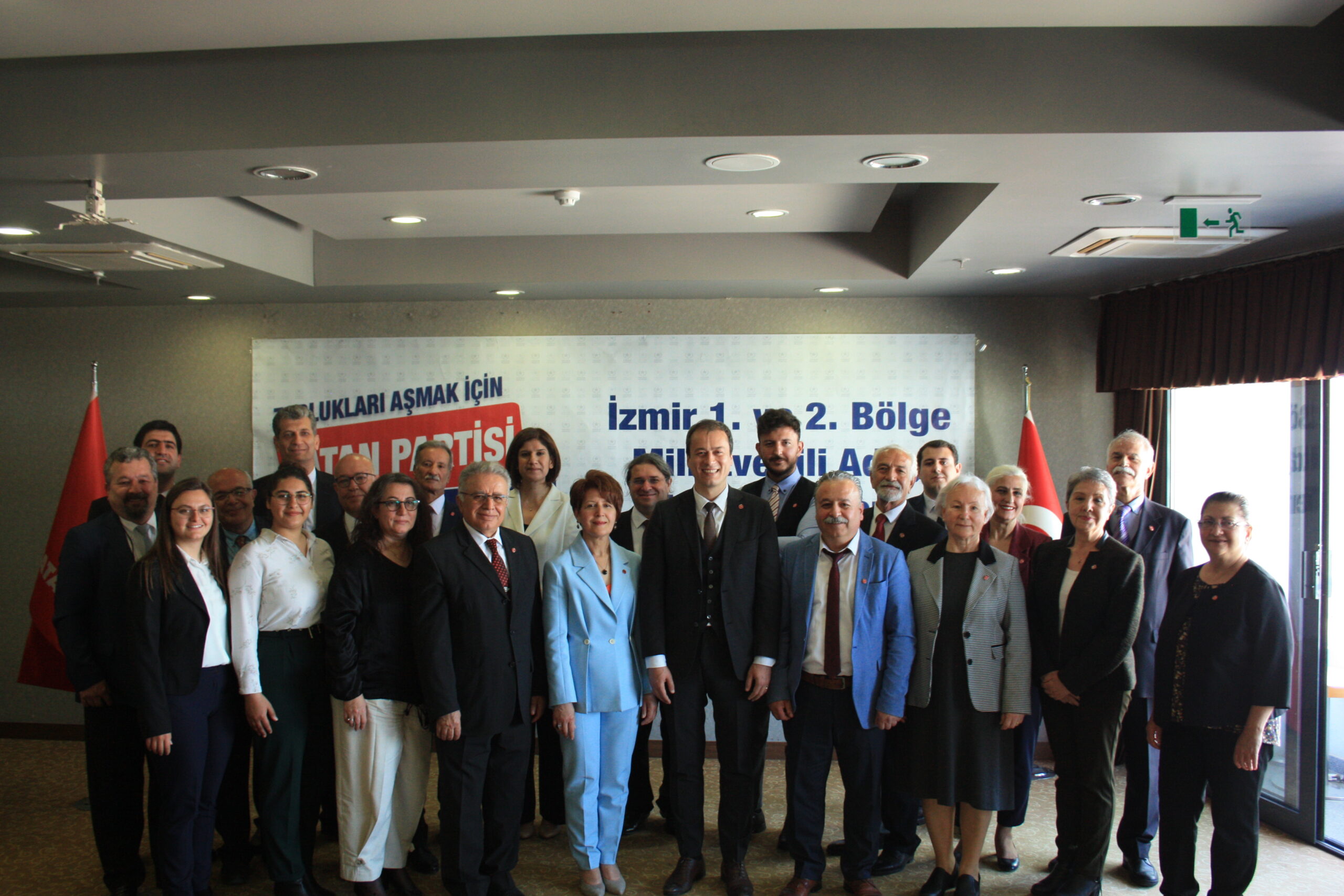 İzmir’de Vatan Partisi’nin 28. dönem milletvekili aday tanıtım töreninin coşkusu vardı.