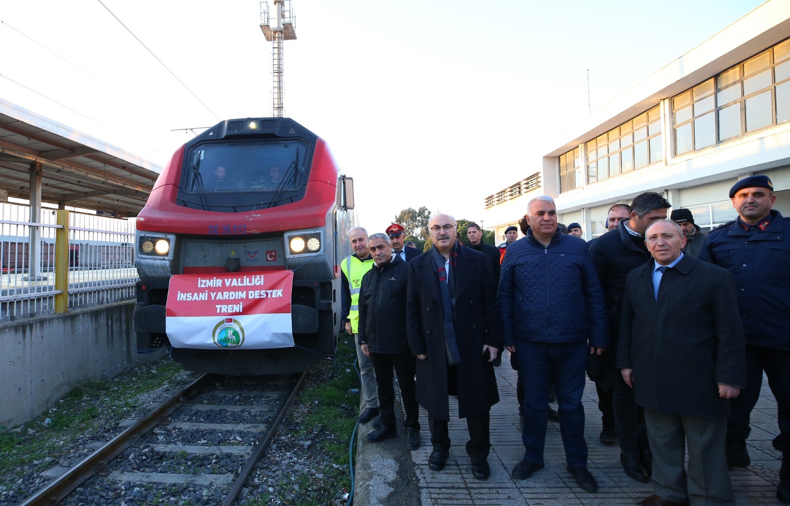 İZMİR’DEN DEPREMZEDELERE YAŞAM KONTEYNERLERİ VE VAGONLAR DOLUSU YARDIM