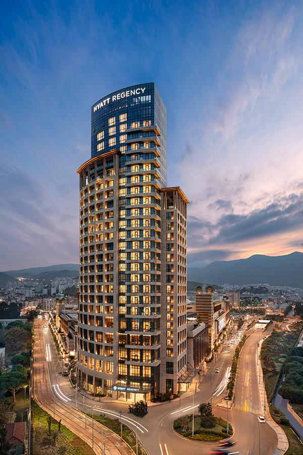 İZMİR’E HYATT GELDİ