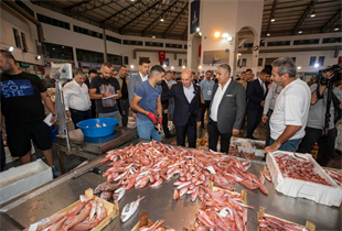 İzmirli balıkçılar sezonu açtı, siftahı Başkan Soyer yaptı