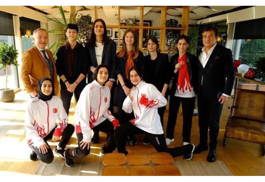 KADIN TEKVANDOCULARI AĞIRLADI...