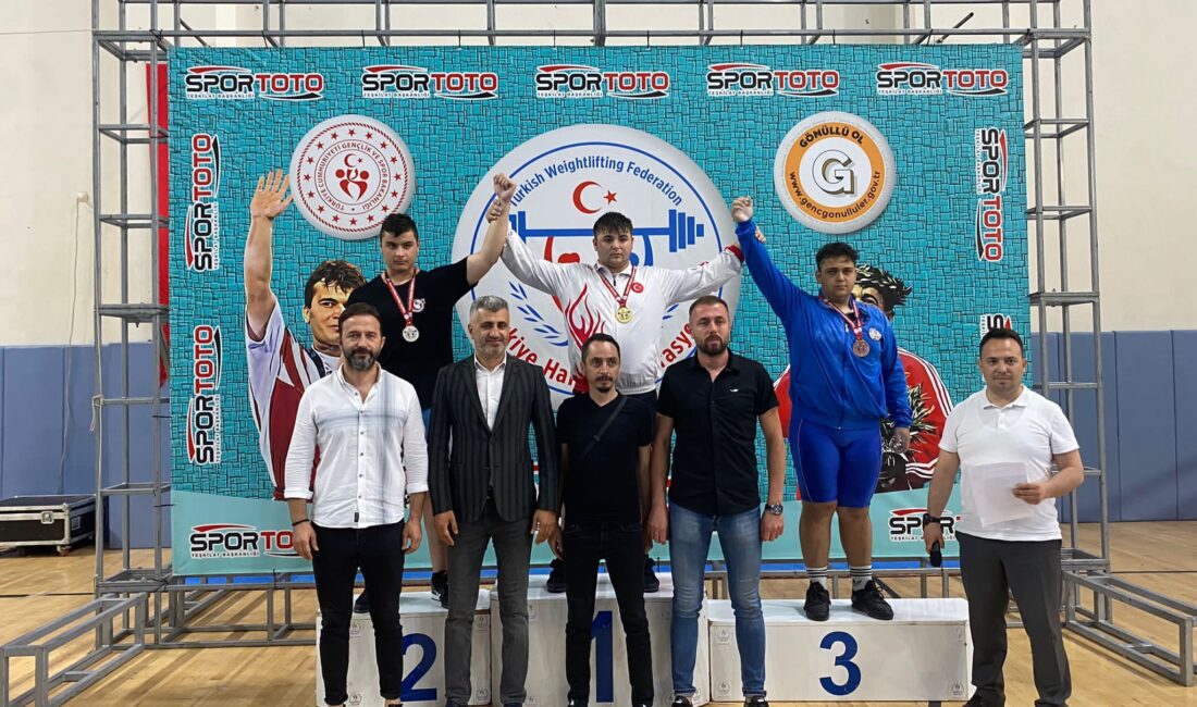 Kahramankazan Belediyespor’un genç haltercileri,