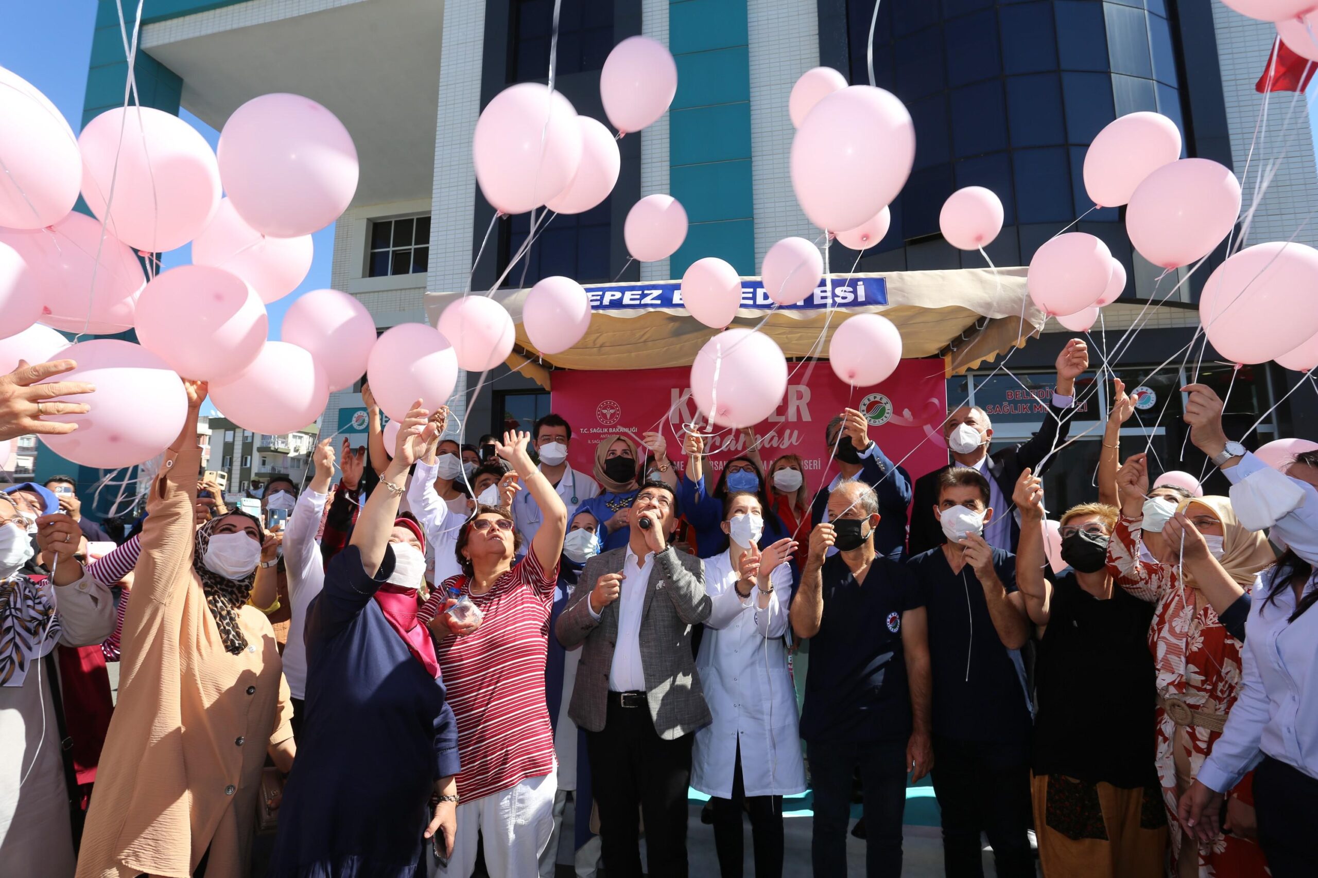 Kanser farkındalığı için pembe balon uçurdular