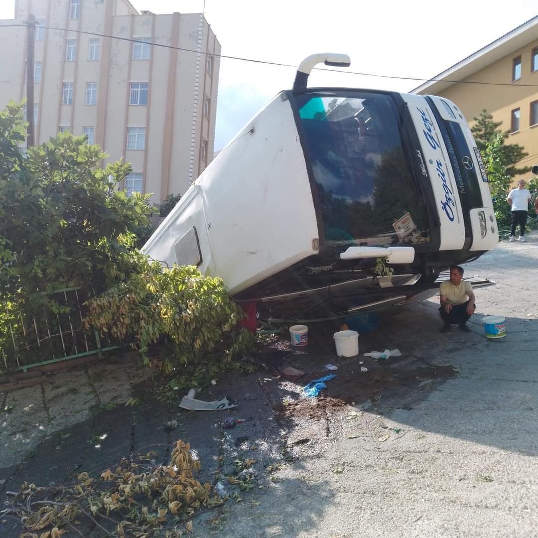 Karaman'da Tur otobüsü devrildi: 3'ü ağır 26 yaralı
