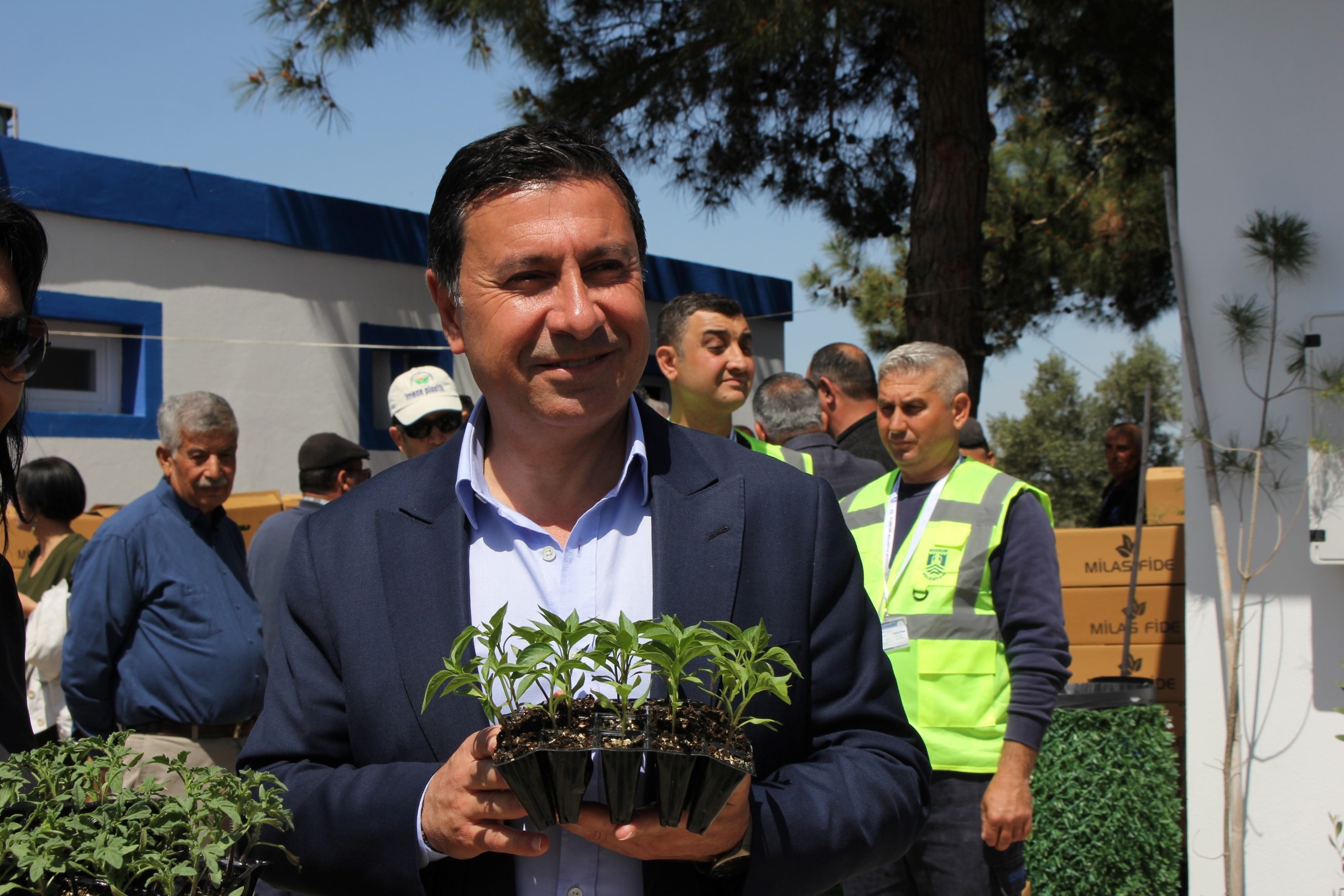 KARAOVA’DA ÜRETİCİYE 142 BİN HİBE FİDE DAĞITILDI