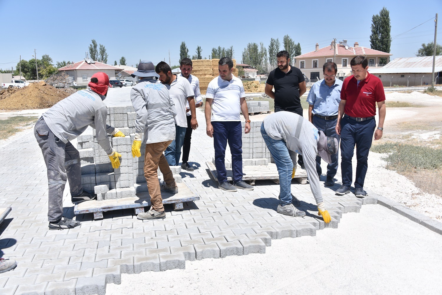 KARATAY’IN DÖRT BİR TARAFINDA PARKE YOL ÇALIŞMALARI SÜRÜYOR