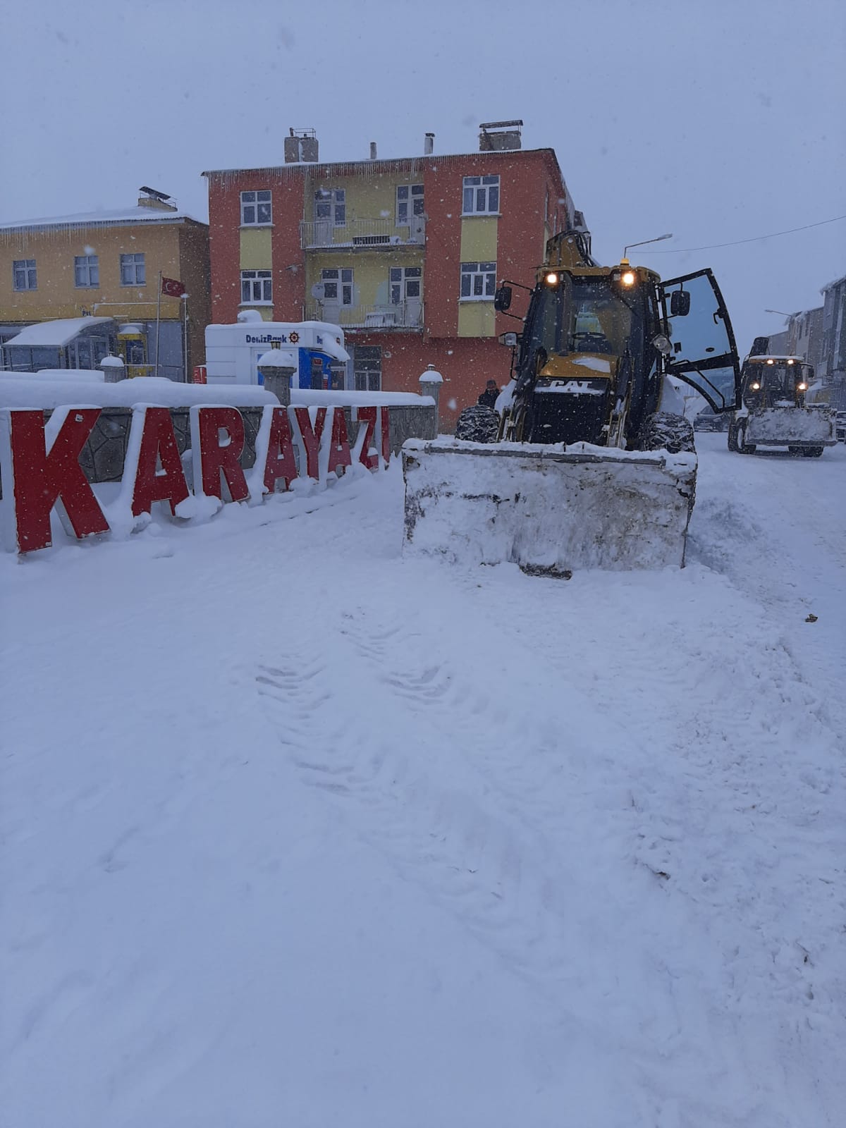 KARAYAZI BELEDİYESİ KARLA MÜCADELEYE DEVAM EDİYOR