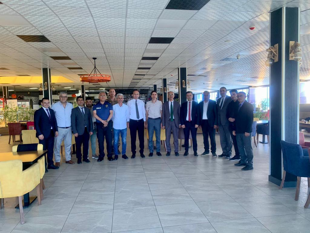 Karayazı'da Emekli Olan Banka Müdürüne Yemekli Veda 