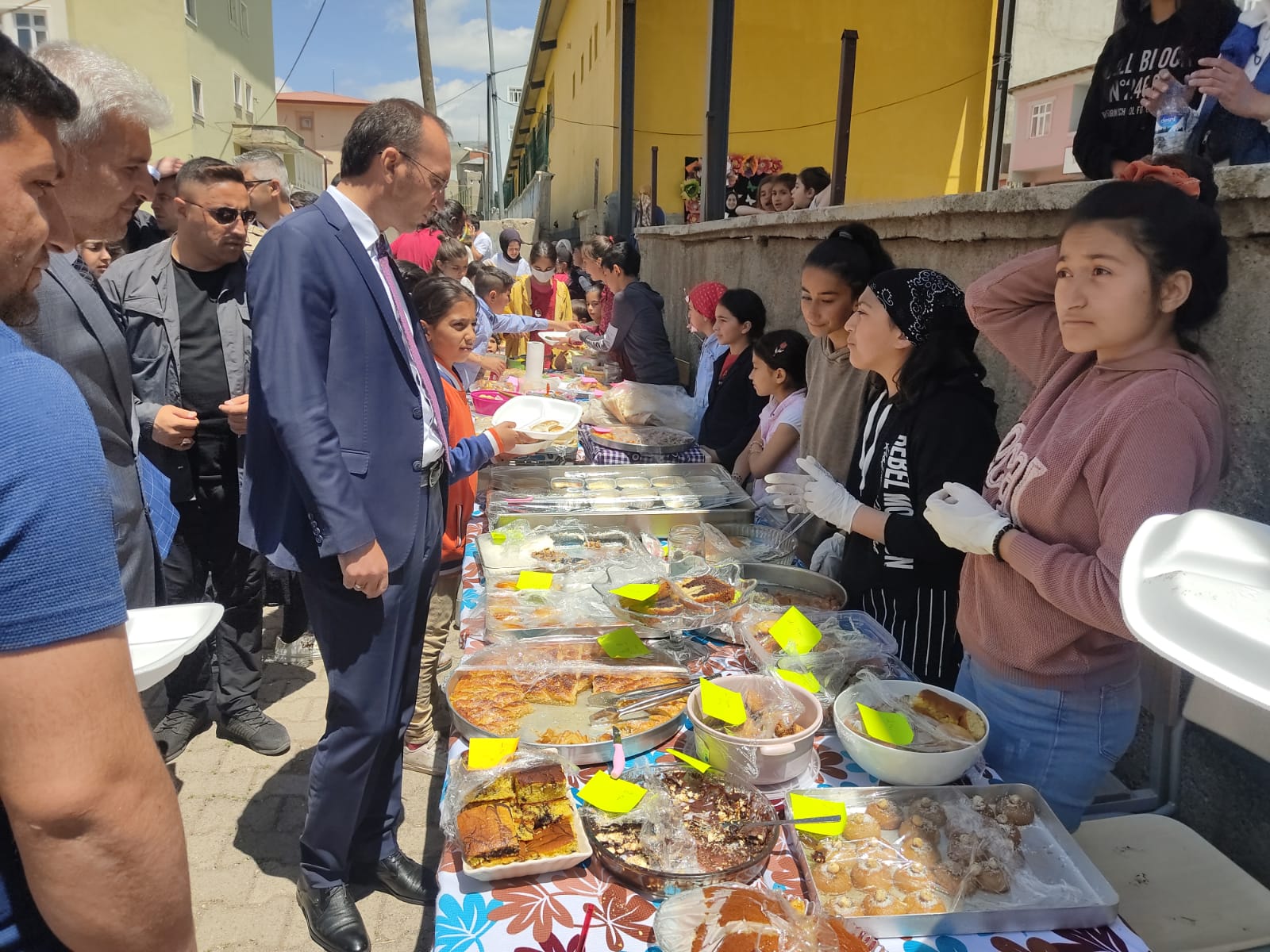 Karayazı'da Hem Voleybol Turnuvası, Hem Sergi ve Hem de Kermes