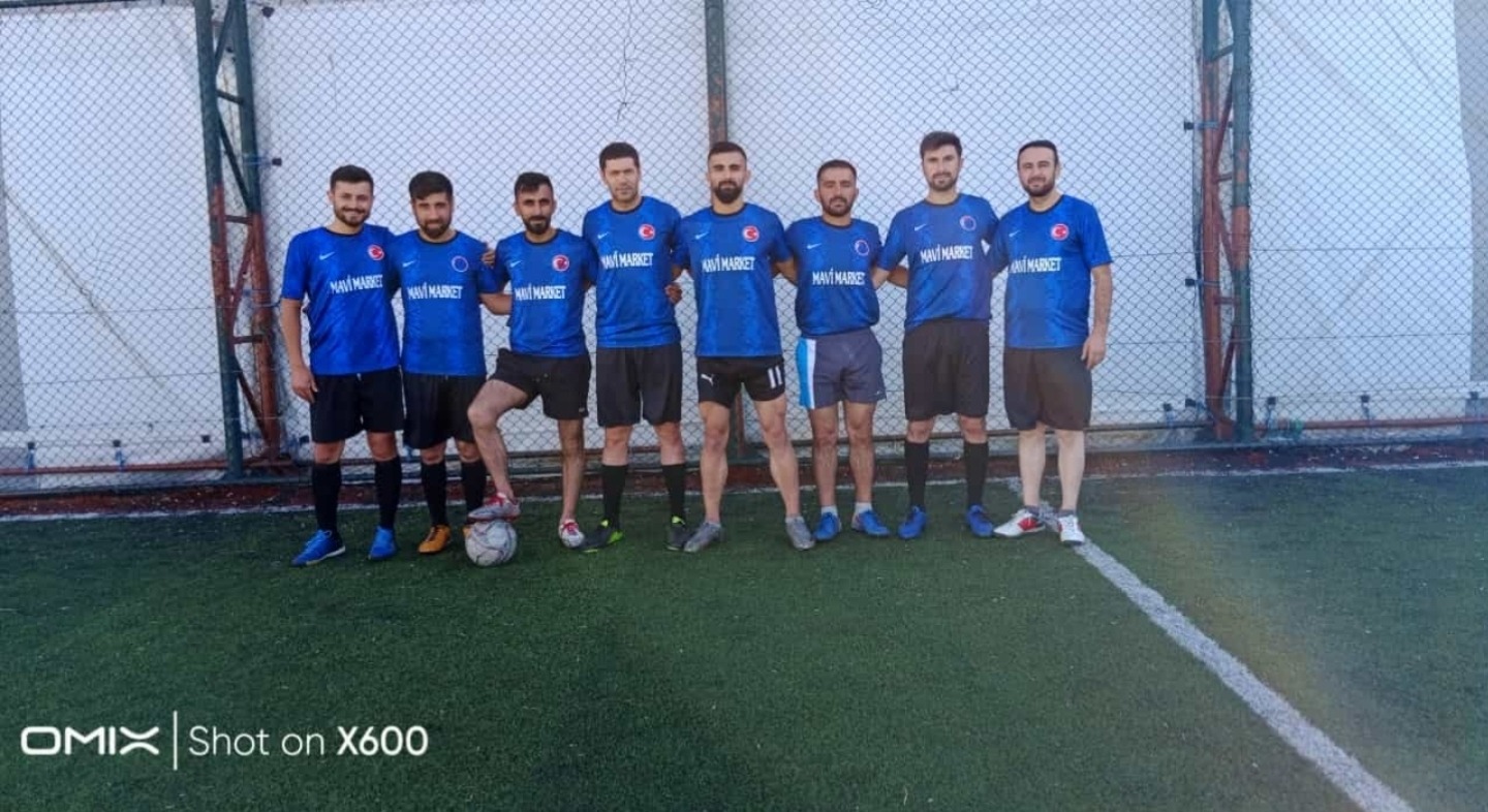 Karayazı'da oynanan futbol turnuvasında 19 takim 4 grupta mücadele etti