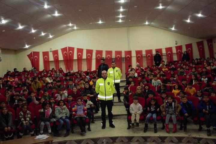 Karayazı'da Trafik Polisleri  Öğrencilere Trafik Eğitimi Verdi