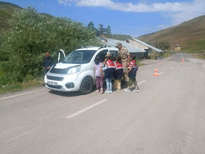 Karayazılı Çocuklardan Jandarma'ya Destek