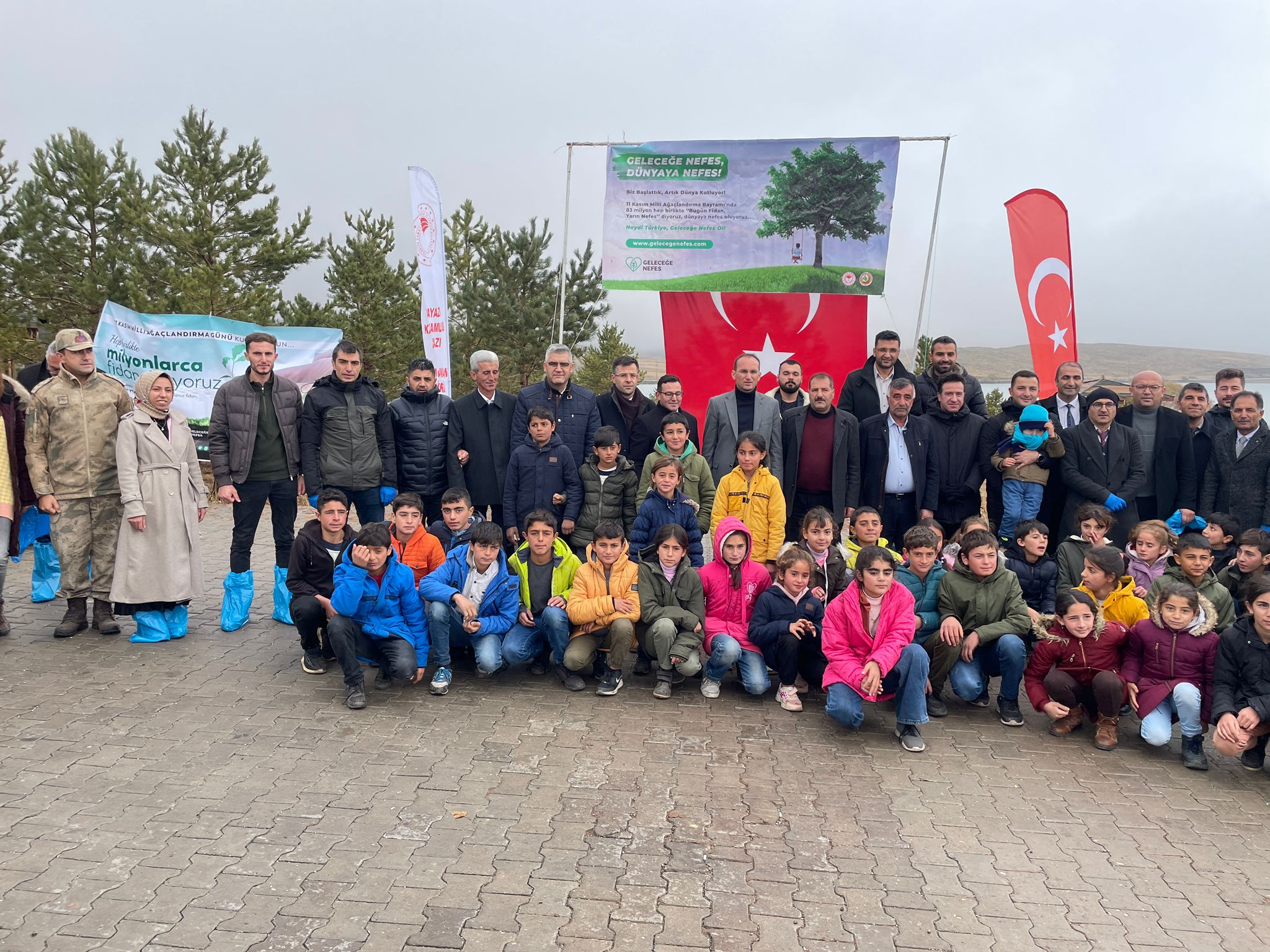 Karayazılılar Milli Ağaçlandırma Bayramında Fidanlarını Dikti