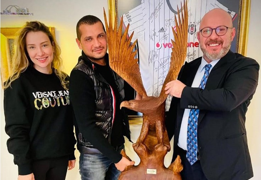 Kartal oymalı heykel