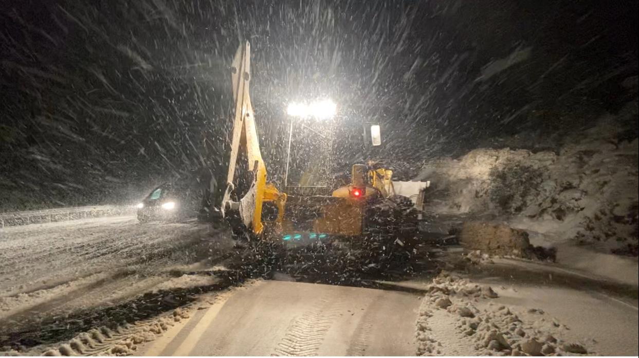 Kaş Belediyesi ekipleri karla mücadeleye devam ediyor