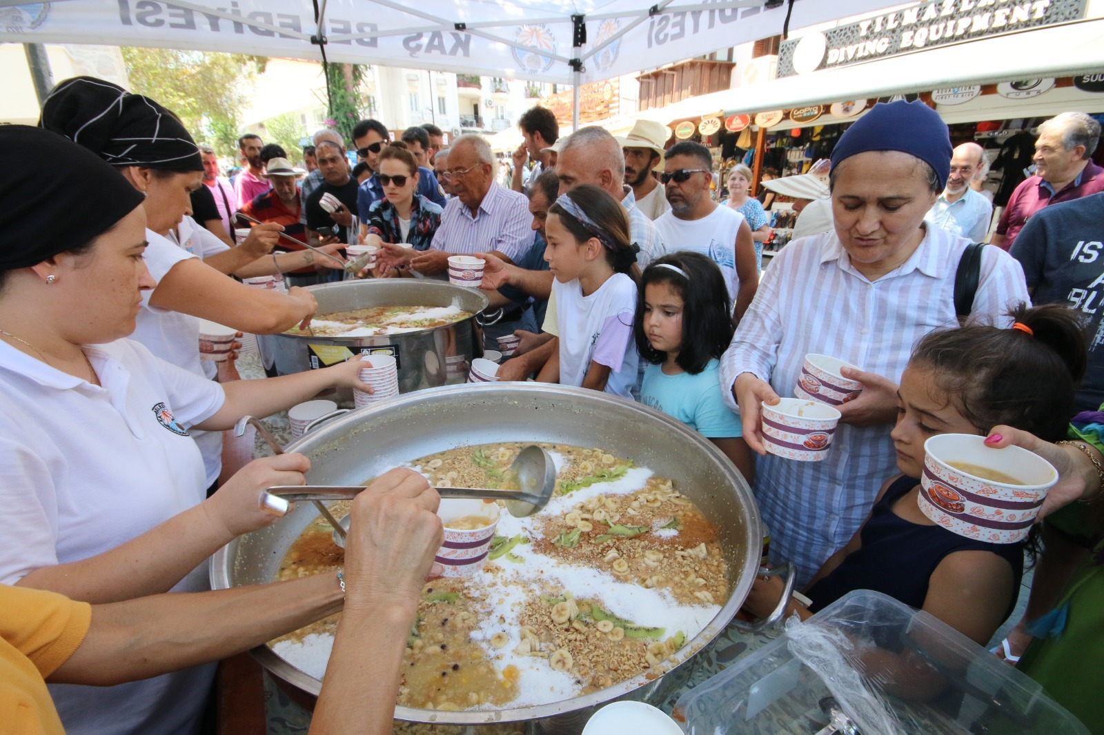 Kaş Belediyesinden aşure ikramı