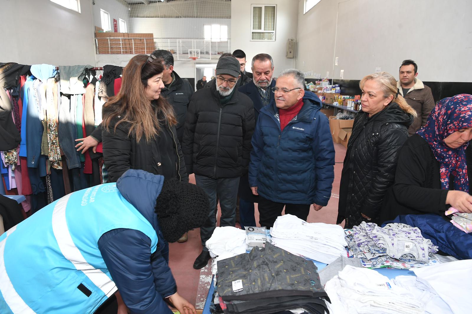 Kayseri Büyükşehir Belediye Başkanı Dr. Memduh Büyükkılıç Depremzedeleri Kaldıkları Yurtta Ziyaret Etti