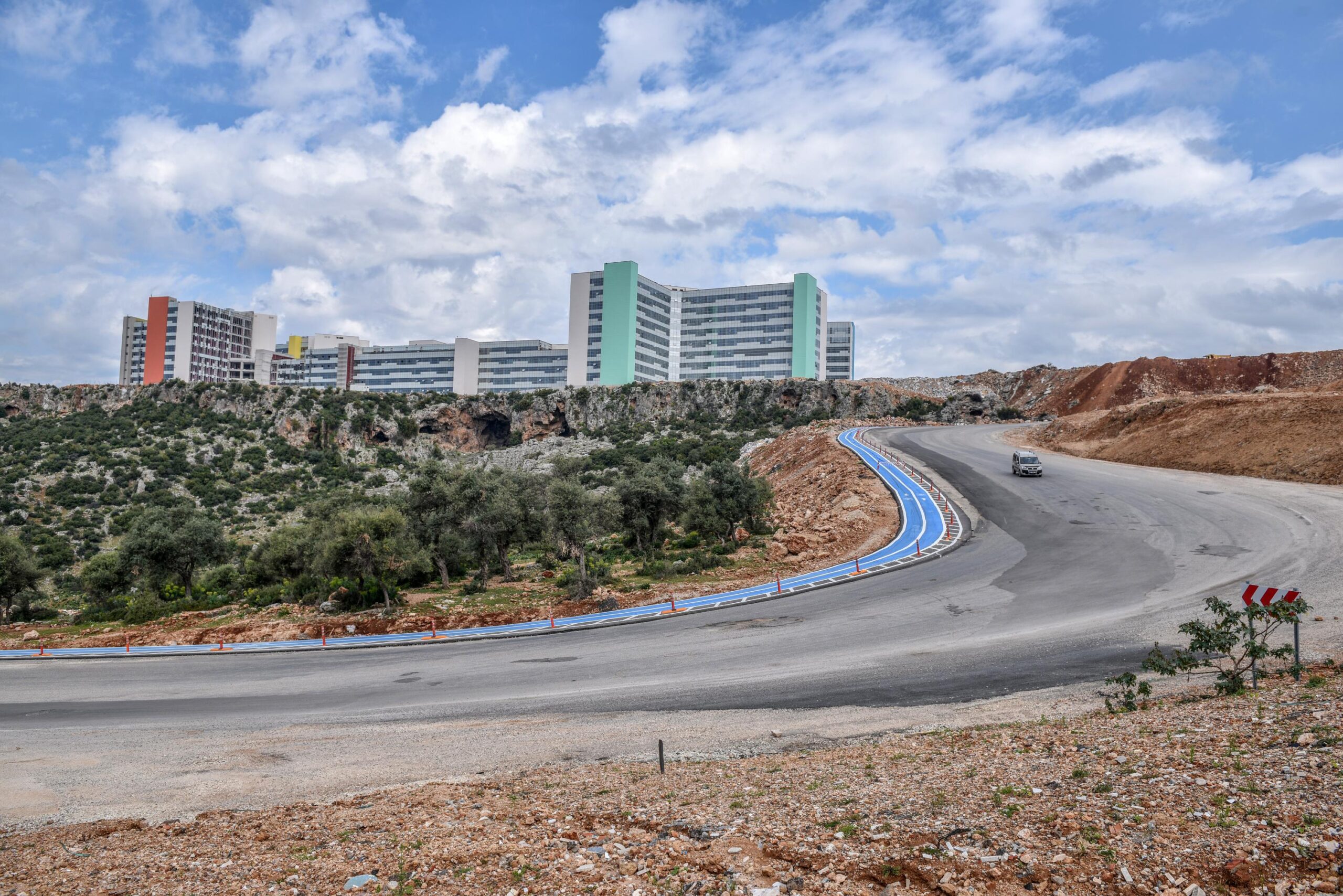 Kepez Belediyesi, Göçerler Mahallesi’nde inşa edilen 1100 yataklı Antalya Şehir Hastanesi’ne ilçenin dört bir yanından ulaşım sağlanabilmesi için bölgede 11 km yol açtı. yol