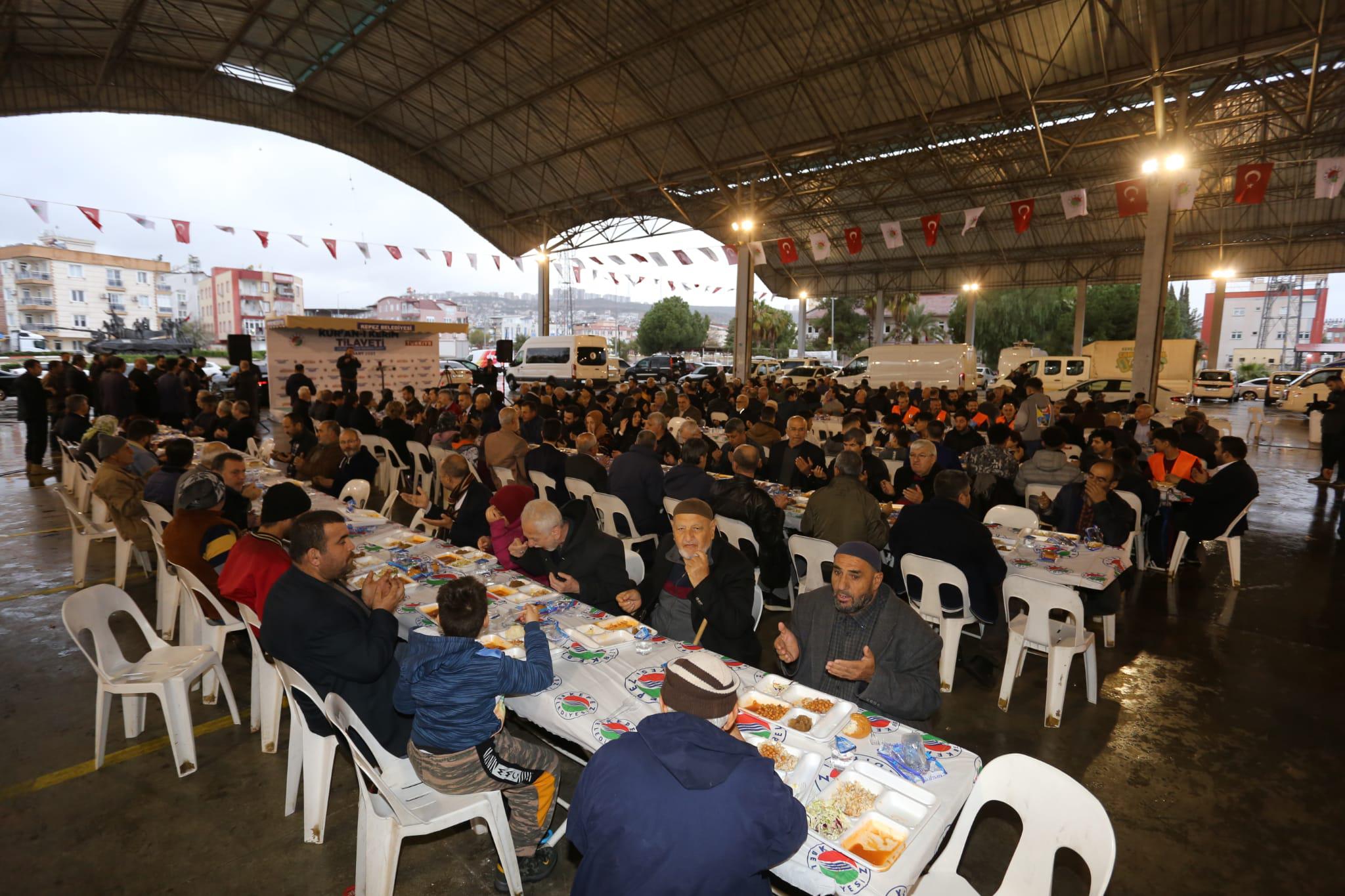 Kepez’de eller semaya depremde hayatını kaybedenler için açıldı