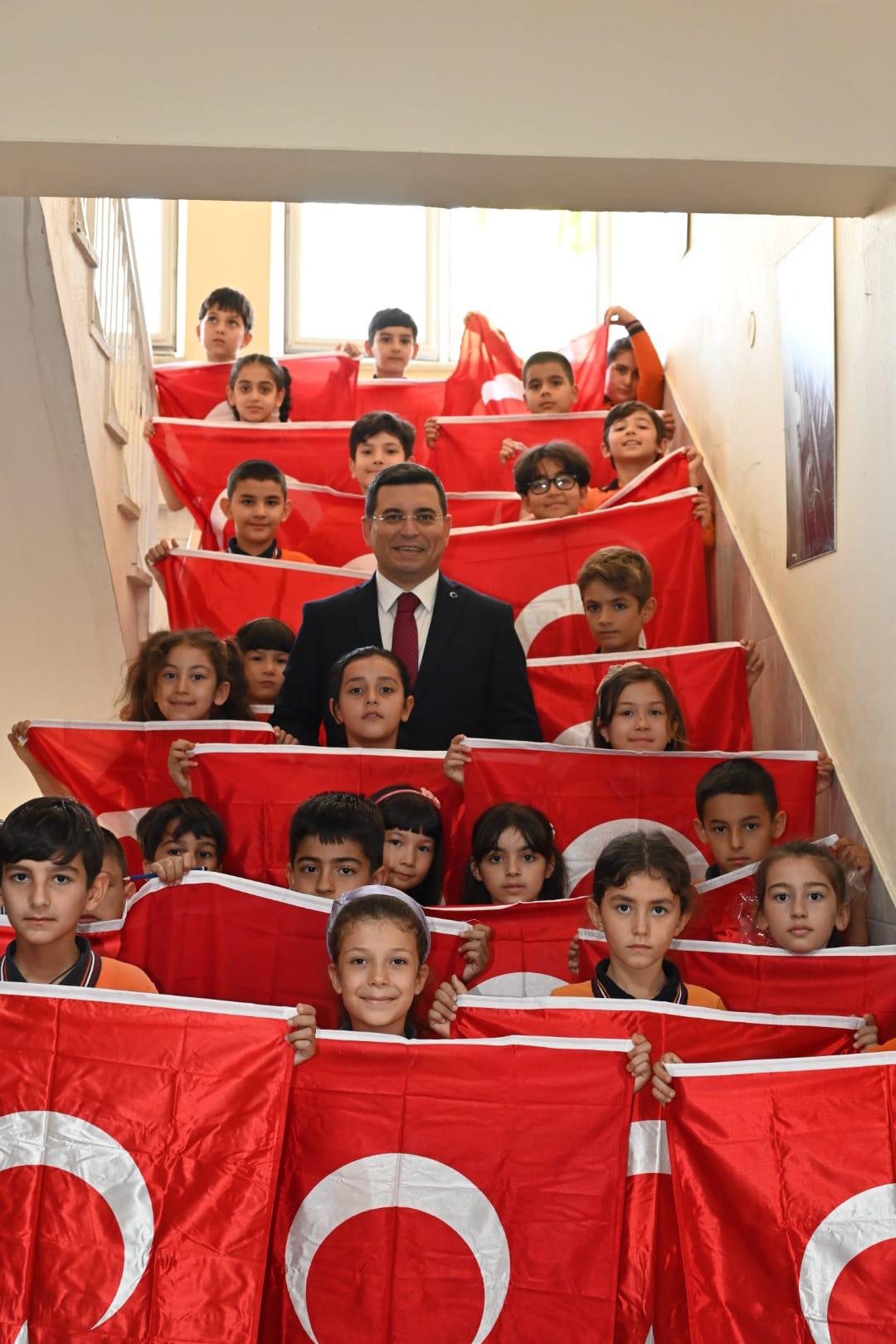 Kepez’den 60 bin öğrenciye 60 bin Türk bayrağı