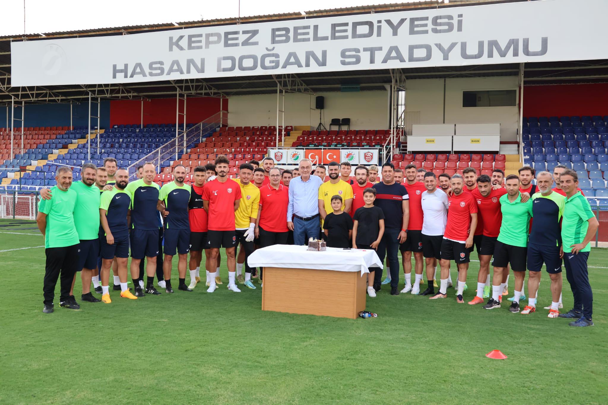 Kepezsporlu futbolculardan Onursal Başkan Mustafa Yılmaz’a doğum günü sürprizi