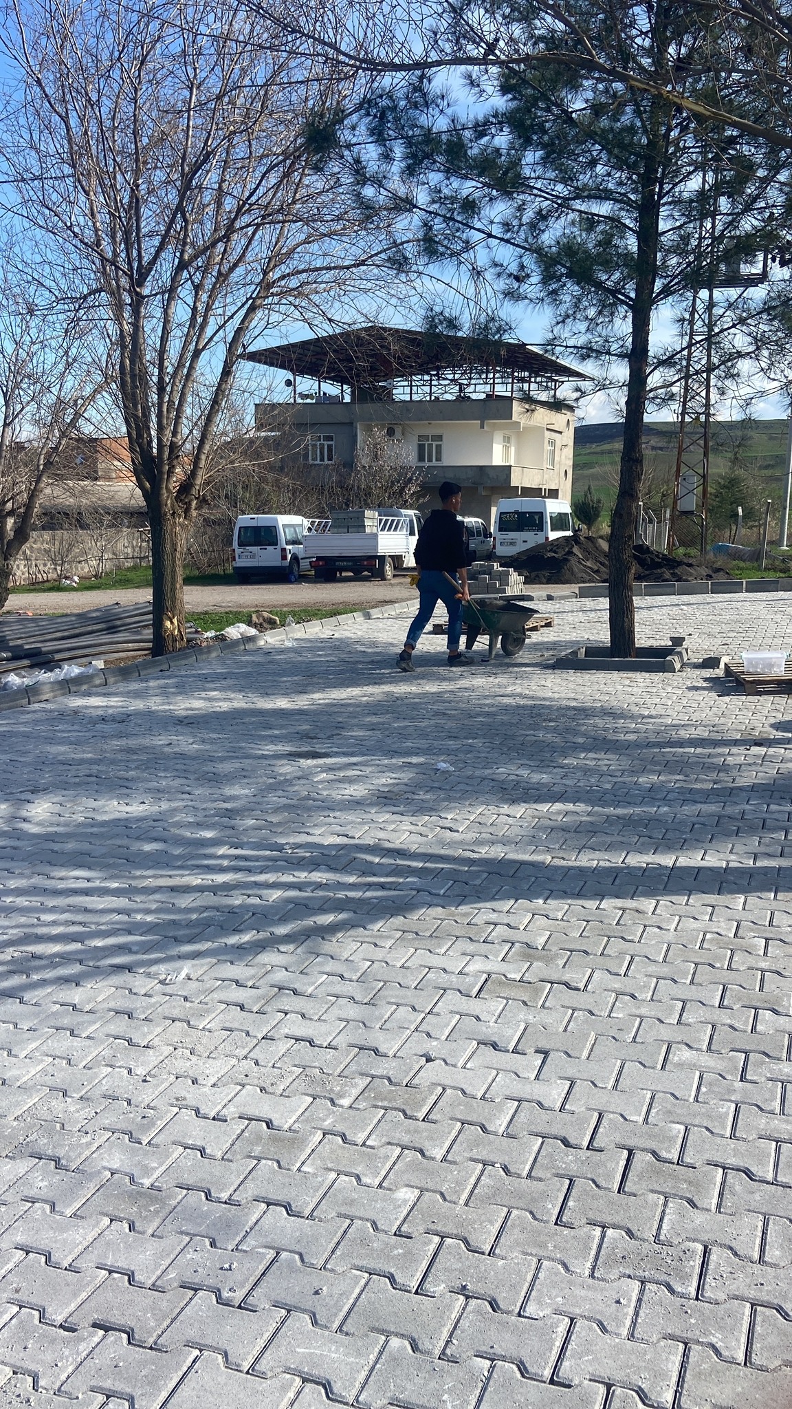 KIRSAL MAHALLE PARKE TAŞLARIYLA KONFORLU HALE GETİRİLDİ