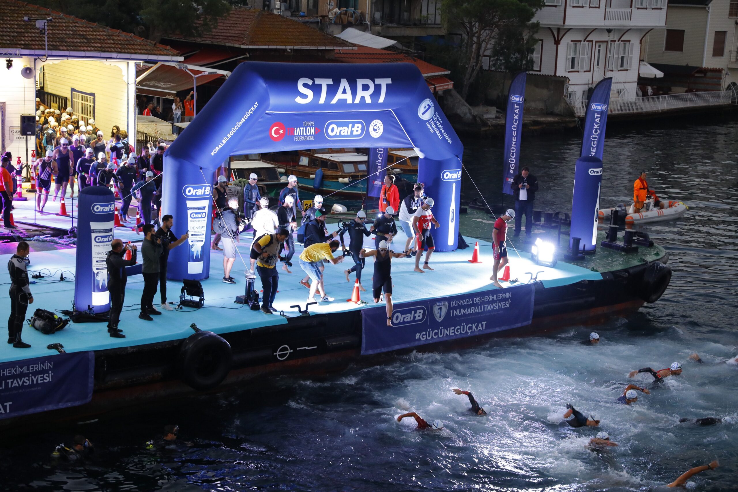 KITALARARASI İKİNCİ İSTANBUL ORAL-B BOĞAZİÇİ TRİATLONU GERÇEKLEŞTİ