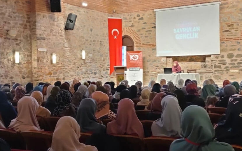 KÖKLÜ DEĞİŞİM KADIN KOLLARI’NDAN BURSA’DA PANEL: “İNANÇSIZLIK TUZAĞINA İTİLEN GENÇLİK”