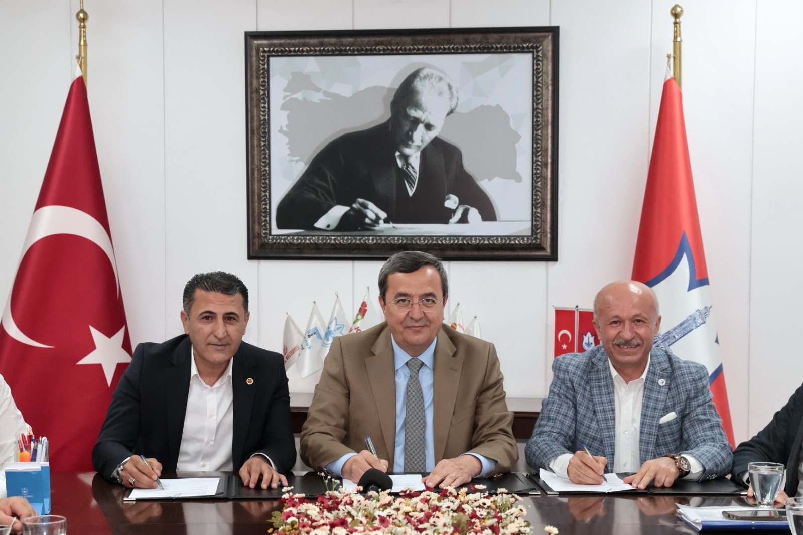 KONAK-İMZALAR EMEKTEN YANA ATILDI