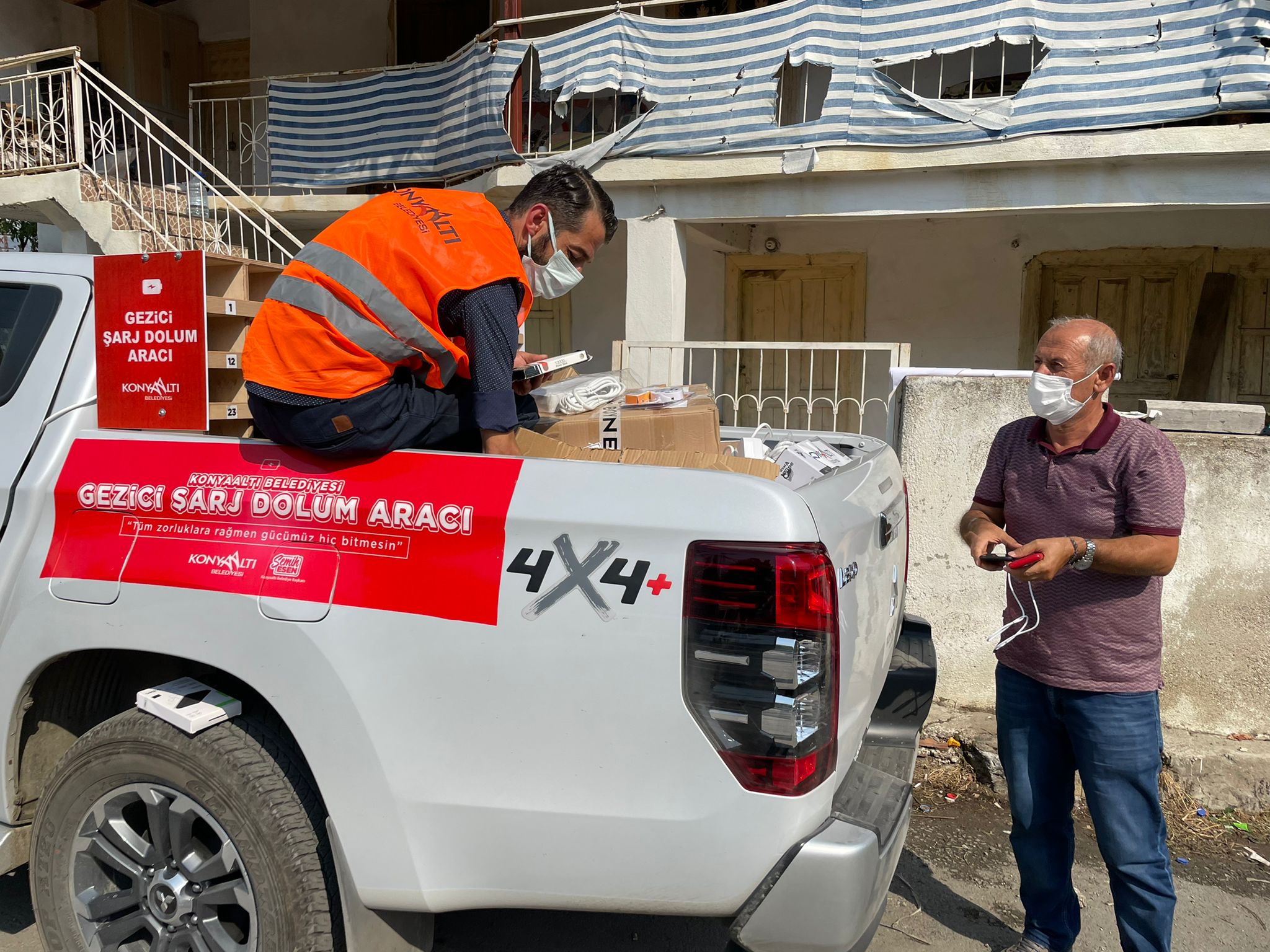 Konyaaltı Belediyesi, yangın bölgesinden ayrılmadı