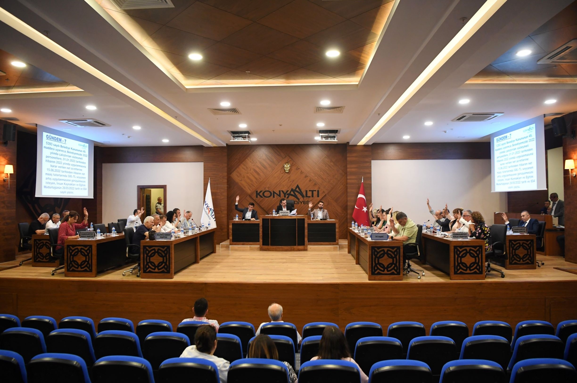 Konyaaltı Meclisi’nden personeli sevindiren karar