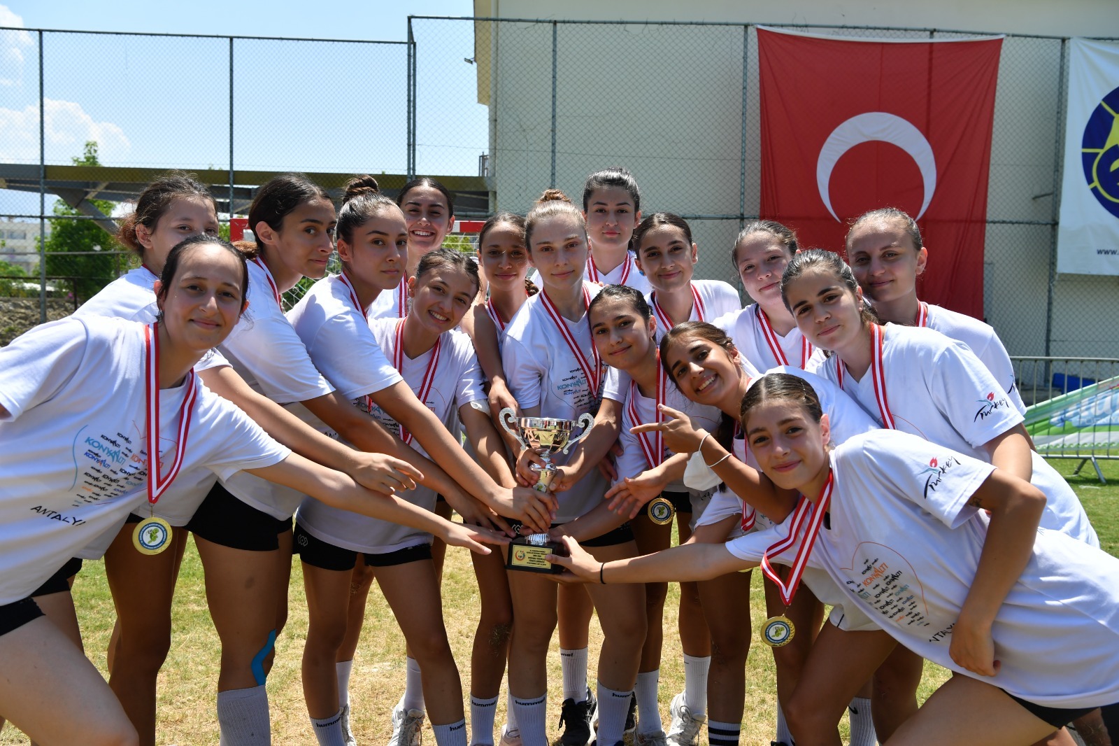 Konyaaltı'nın 'yıldızları' namağlup şampiyon