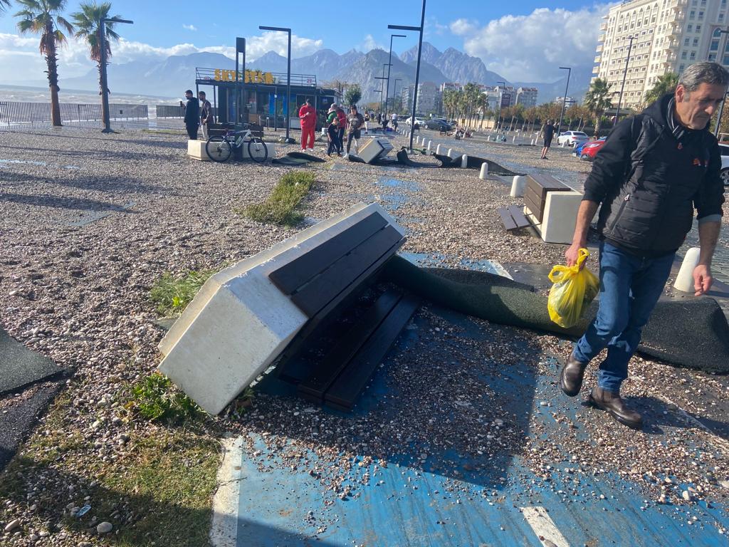 Kuvvetli Fırtına Antalya’yı Vurdu: Meyveler Sokağa Döküldü, İş Yerleri Sular Altında