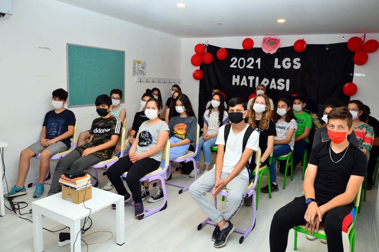 LİSE ADAYLARI SINAV ÖNCESİNDE MORAL PASTASI KESTİ